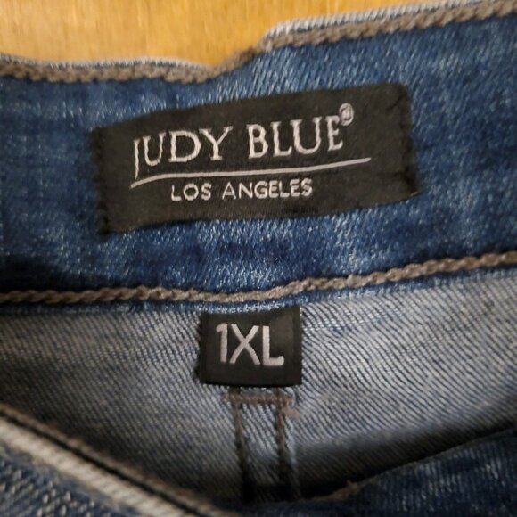 Judy Blue Distressed Cutoff Jean Shorts Womens Plus Size 1XL EUC Stretchy - Picture 2 of 4